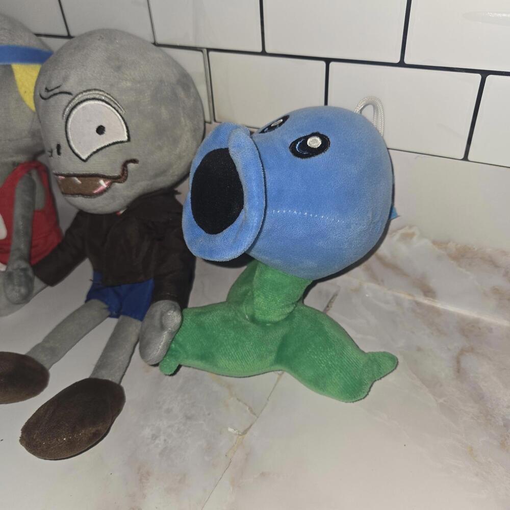 Plants vs Zombies PvZ Plush Plant Lot Of 4  Blue Snow Pea Pole Vaulting Pepper - Picture 6 of 11